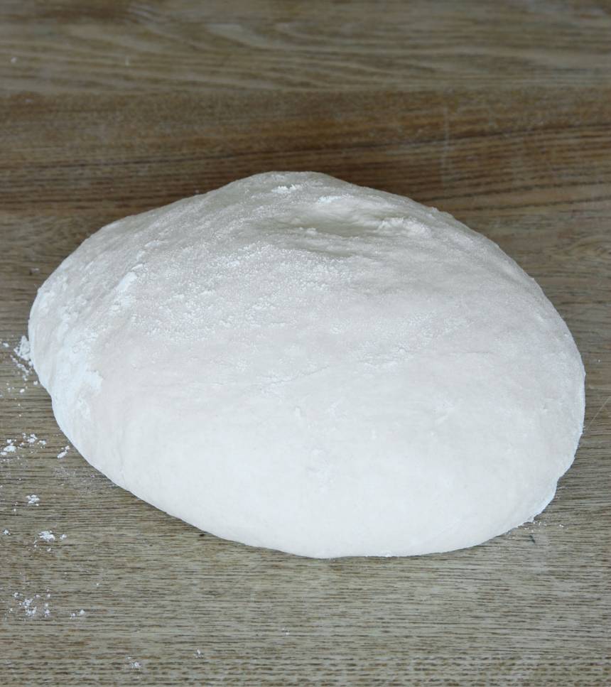 1. Smula ner jästen i en bunke. Tillsätt vatten och blanda tills jästen lösts upp. Tillsätt salt, olja och vetemjöl, lite i taget. Blanda ihop allt till en smidig deg och knåda den i några minuter. Låt degen jäsa under bakduk i ca 50 min.