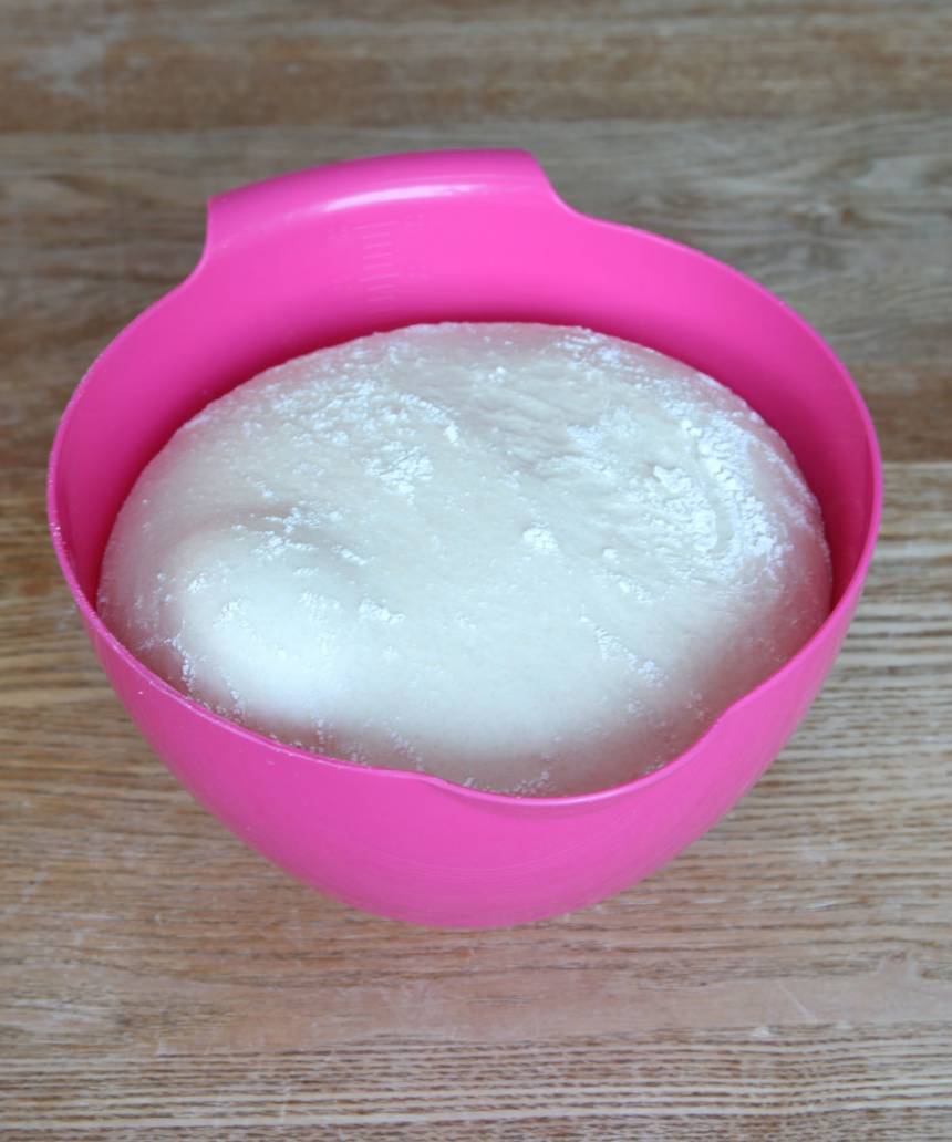 1. Smula ner jästen i en bunke och lös upp den med mjölken. Tillsätt salt, smör, sirap, rågsikt och vetemjöl, lite i taget. Blanda ihop allt till en smidig deg och knåda den kraftigt i några minuter. Låt degen jäsa under bakduk i 45–60 min.
