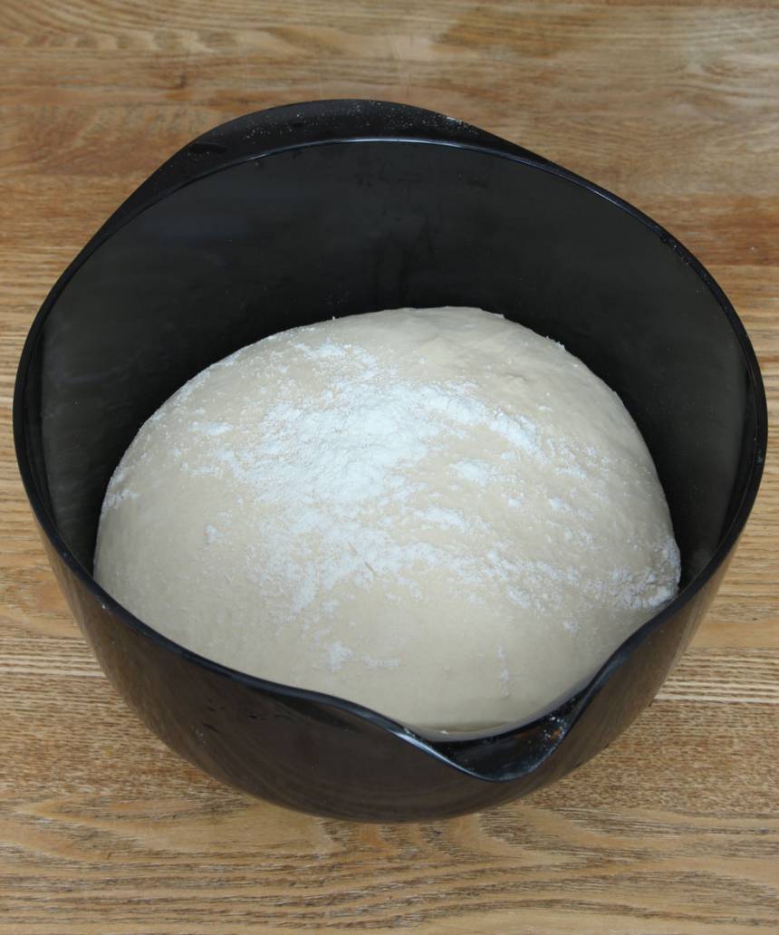 1. Smula ner jästen i en bunke och lös upp den med mjölken. Tillsätt smör, strösocker, salt och vetemjöl, lite i taget. Rör ihop allt till en smidig deg. Strö lite mjöl över ytan och låt den jäsa under bakduk i ca 40 min.