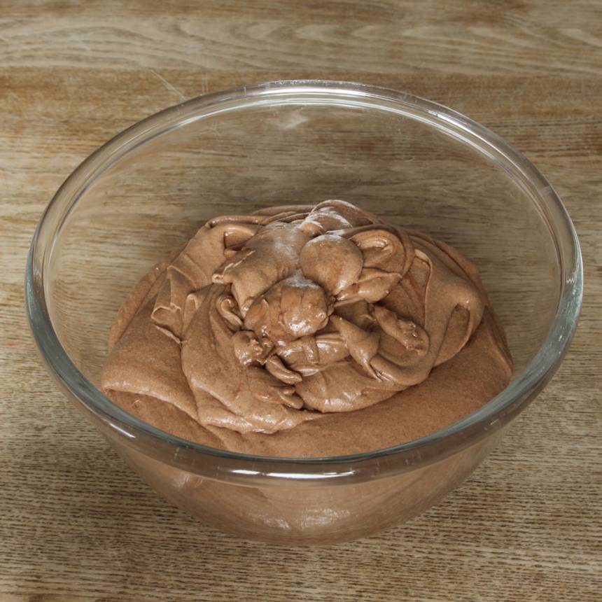 1. Sätt ugnen på 175 grader. Vispa ägg och strösocker pösigt i en bunke. Blanda bakpulver, farinsocker, kakao och vaniljsocker. Rör ner det i äggsmeten ihop med mjölk, smör och vetemjöl. Vispa snabbt ihop allt till en slät smet.