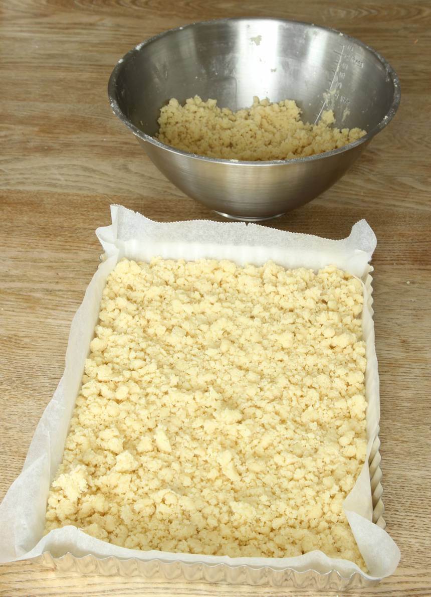 2. Smula hälften av degen i en form med kanter, ca 20 x 25 cm klädd med bakplåtspapper. Det går bra med en något större form men då blir rutorna tunnare.