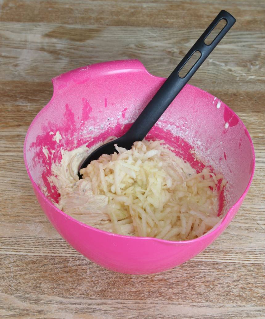 2. Vispa ägg och strösocker pösigt i en bunke. Blanda vaniljsocker, kardemumma, bakpulver, kanel och vetemjöl. Rör ner det tillsammans med smöret och det rivna äpplet. Blanda ihop allt till en slät smet.