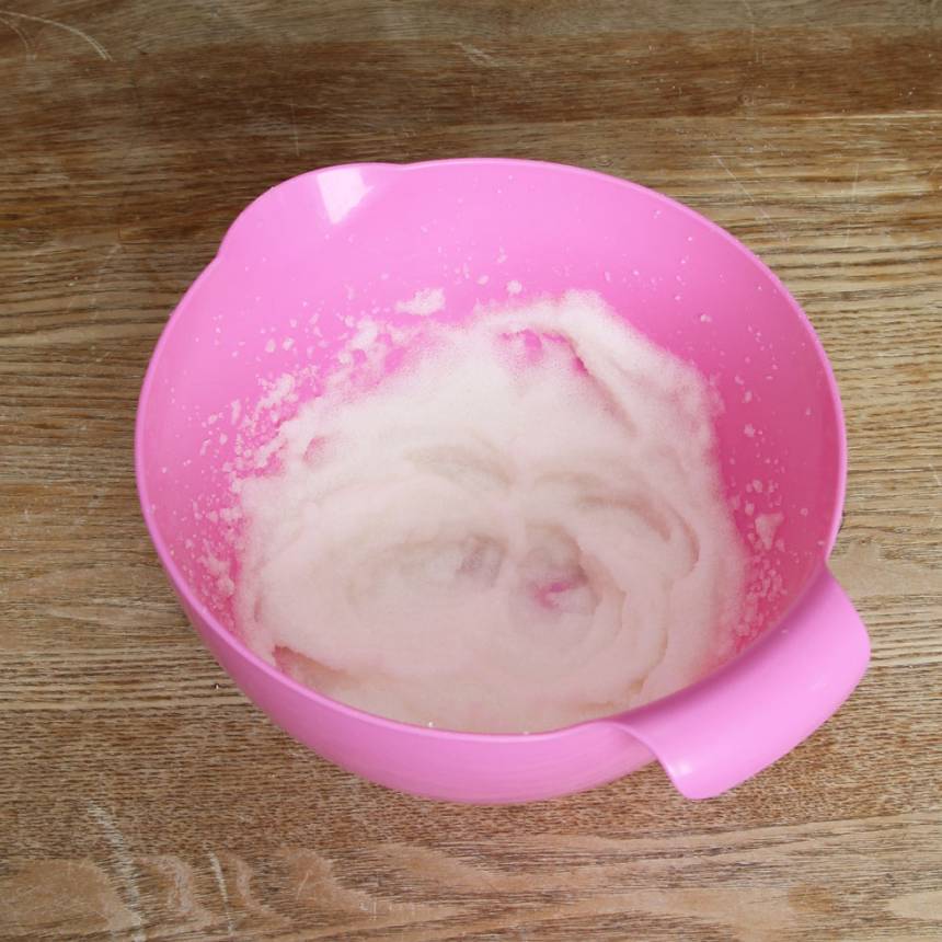 2. Smet 1: Häll gelatinpulver och vatten i en bunke och vispa det vitt och fluffigt med en elvisp.