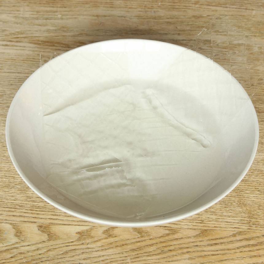 3. Passionsfruktsmousse: Lägg gelatinbladen i en skål med kallt vatten i 5–10 min.