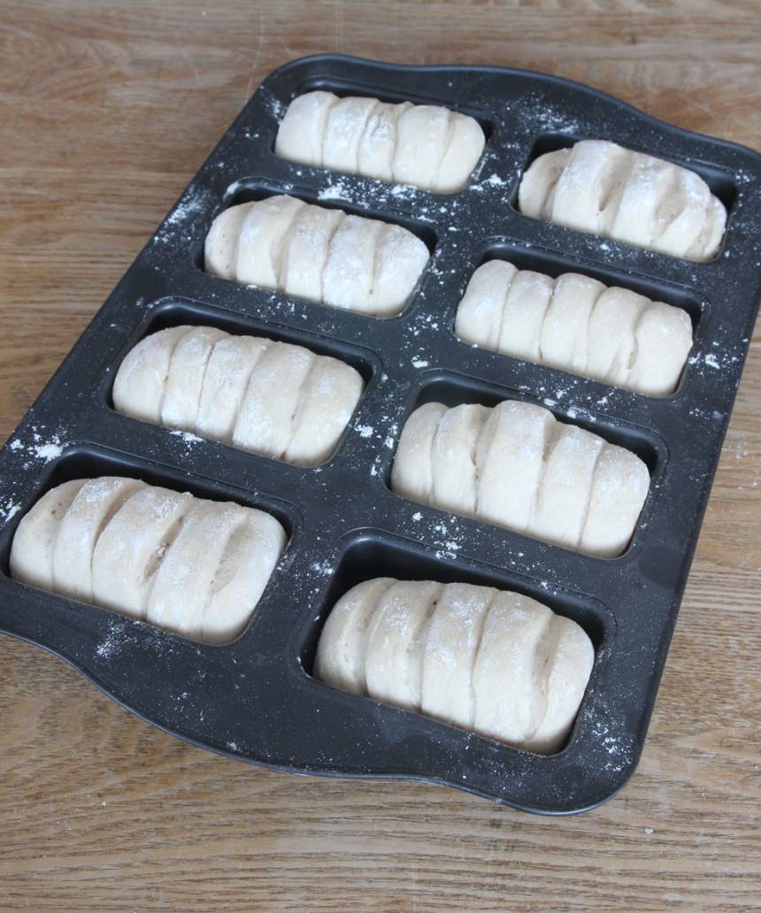 3. Lägg bröden i en smord form för minilimpor (eller på en plåt med bakplåtspapper). Låt dem jäsa under bakduk i ca 30 min. Sätt ugnen på 250 grader.
