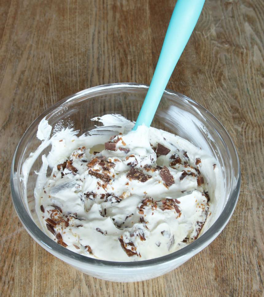 3. Vispa grädden, inte för hårt. Vispa äggvitan till ett hårt skum. Blanda äggula, färskost och florsocker och vispa det fluffig. Blanda ihop grädde, äggvita och äggulesmeten. Rör ner Daimen.