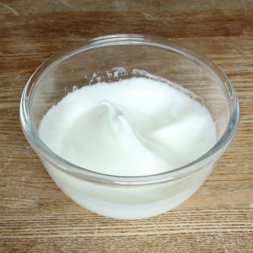 3. Smet 2: Vispa äggvitorna fluffiga i en annan bunke. Man ska kunna vända på skålen utan att smeten glider ur den. Tillsätt därefter vaniljsockret och rör om. Om man tillsätter det tidigare kan det bli beskt.