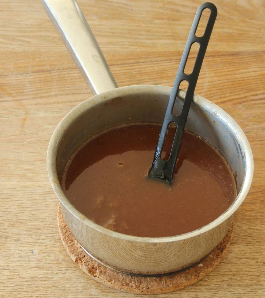 4. Kolaglasyr: Smält smöret i en kastrull. Tillsätt resten av ingredienserna och låt det koka upp under omrörning. Sjud blandningen på svag värme i 18–20 min.