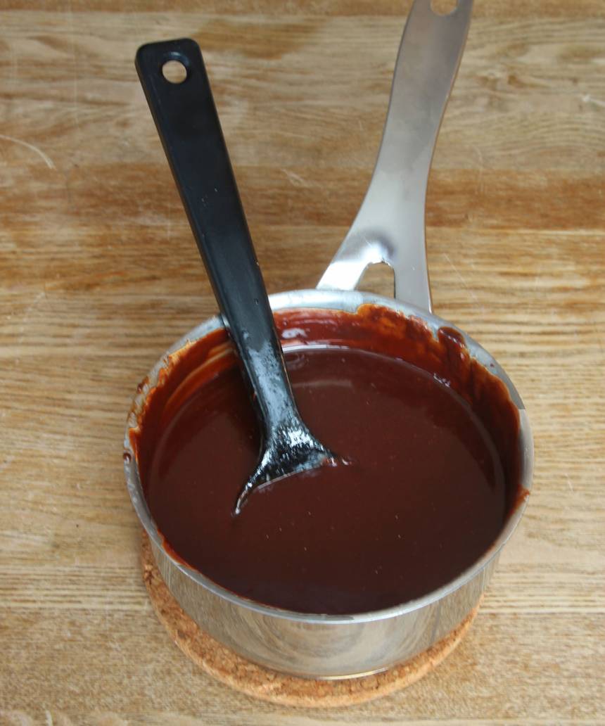 4. Chokladfudge: Blanda vispgrädde, strösocker, sirap och choklad i en kastrull. Låt det småputtra under omrörning i några minuter. Stäng av värmen och blanda ner smöret. Låt fudgen svalna något.