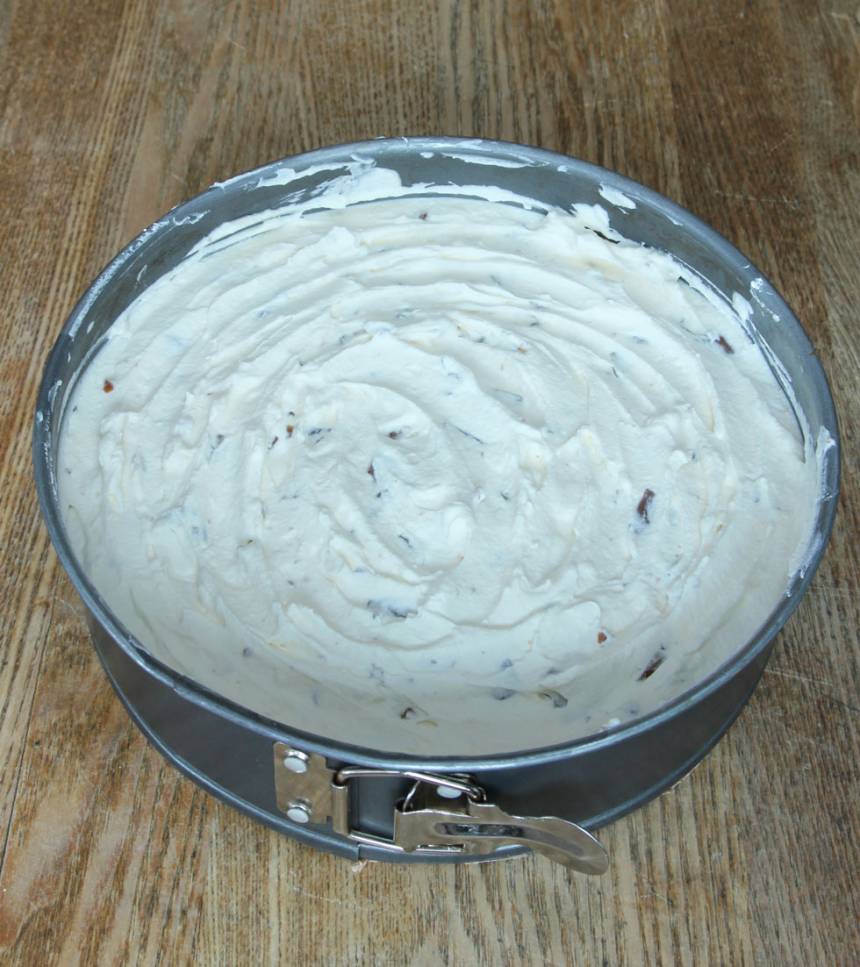 4. Bred ut fyllningen på smulbottnen. Ställ tårtan i frysen i ett par timmar och ta fram den en stund innan servering.