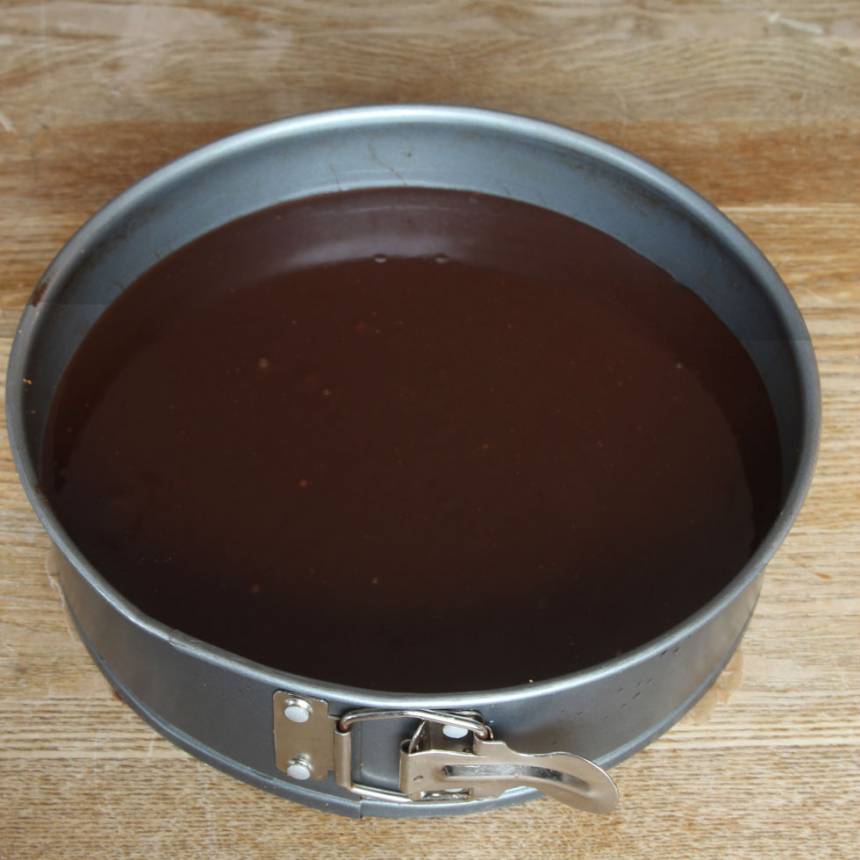 5. Tryck till kanterna lite på bottnen om de pekar inåt efter gräddningen. Häll fudgen på chokladbottnen och låt den stelna i kylen. Sikta över lite florsocker före servering. Servera gärna kakan med vispad grädde.