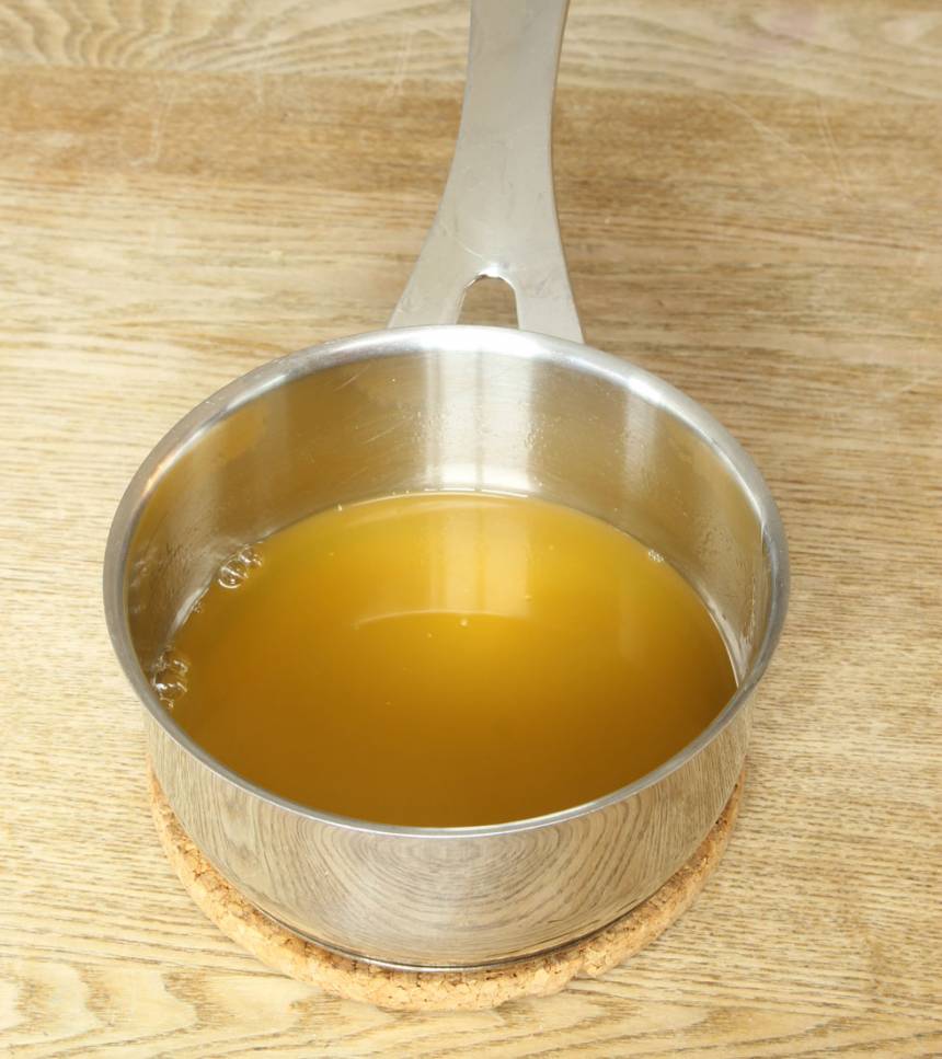 5. Häll juicen från frukterna och den färdigblandade passionsfruktsjuicen i en kastrull tillsammans med sockret. Låt det sjuda på svag värme i ca 1 minut. Krama ur gelatinbladen och smält ner dem i blandningen. Blanda ordentligt. Låt det svalna.