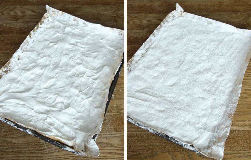 6. Bred ut smeten i formen med en slickepott. Pudra florsocker ovanpå och täck med aluminiumfolie. Låt den stå och stadga sig i rumstemperatur i ca 12 tim.