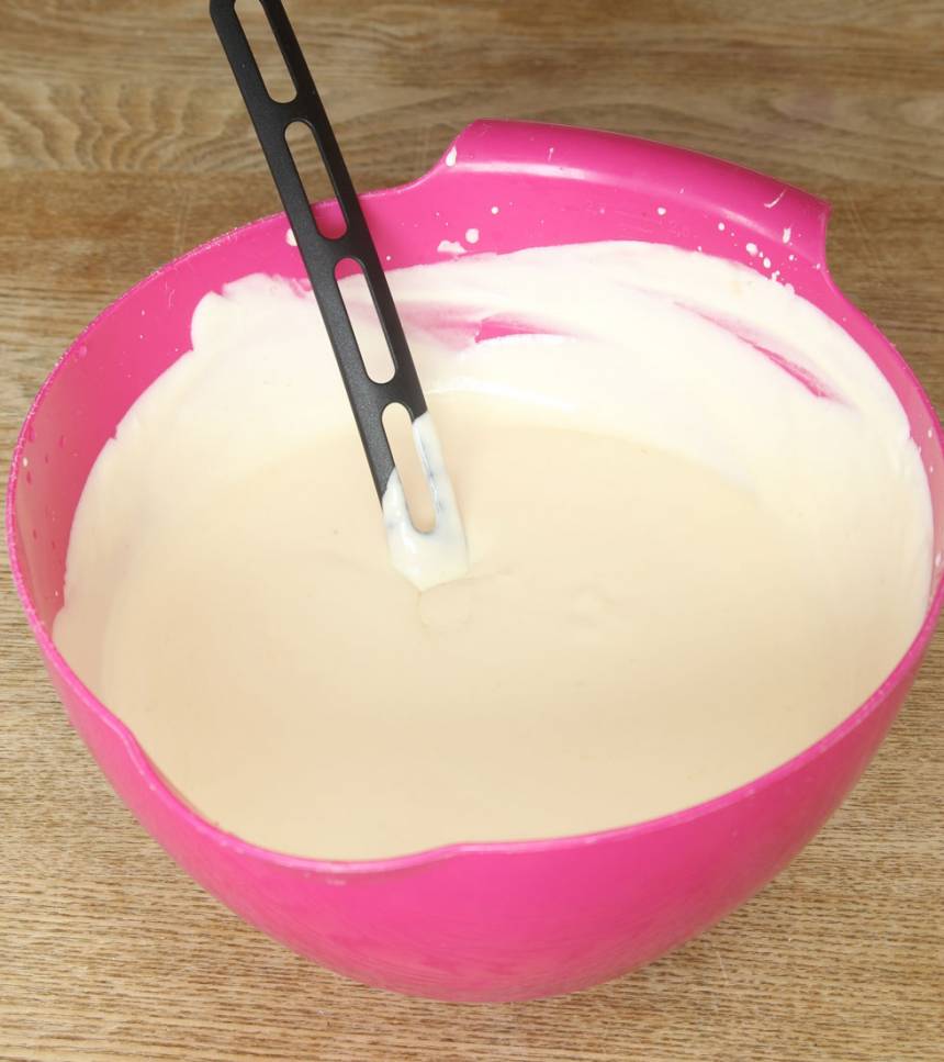 6. Vispa grädden fluffig men inte för hårt. Häll i juiceblandningen och rör om försiktigt.