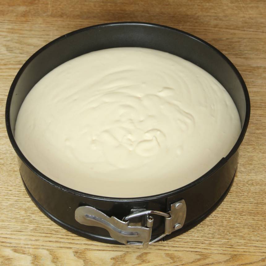 7. Bred ut moussen på kexbottnen och ställ den i kylen i någon timme.