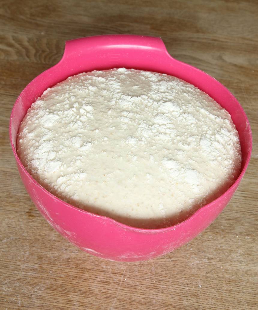 1. På kvällen: Smula jästen i en bunke. Tillsätt vatten och blanda tills jästen lösts upp. Tillsätt salt, honung, grahamsmjöl och vetemjöl, lite i taget. Blanda ihop allt till en deg (du behöver inte knåda den). Täck bunken med plastfolie och låt den jäsa i kylen under natten (ca 8 timmar).