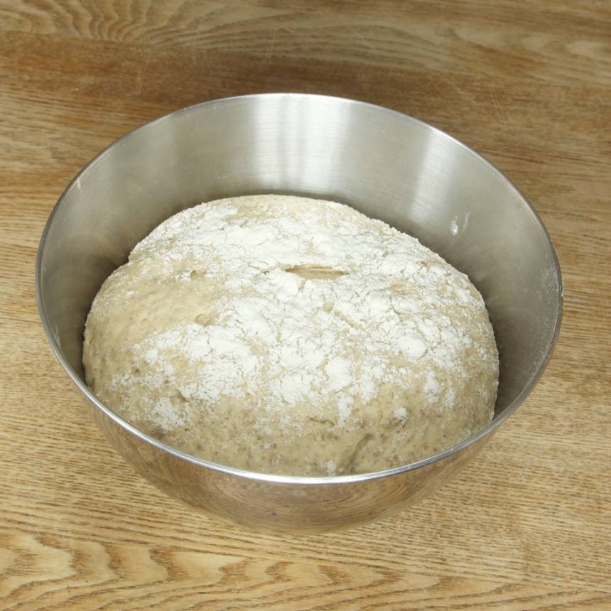 1. På kvällen: Smula ner jästen i en bunke och lös upp den i mjölken. Tillsätt salt, rapsolja, sirap, rågmjöl och vetemjöl, lite i taget. Blanda ihop allt till en smidig deg och knåda den kraftigt i några minuter så att glutentrådarna blir starka och brödet luftigt och saftigt. Låt degen jäsa under bakduk i ca 30 min.