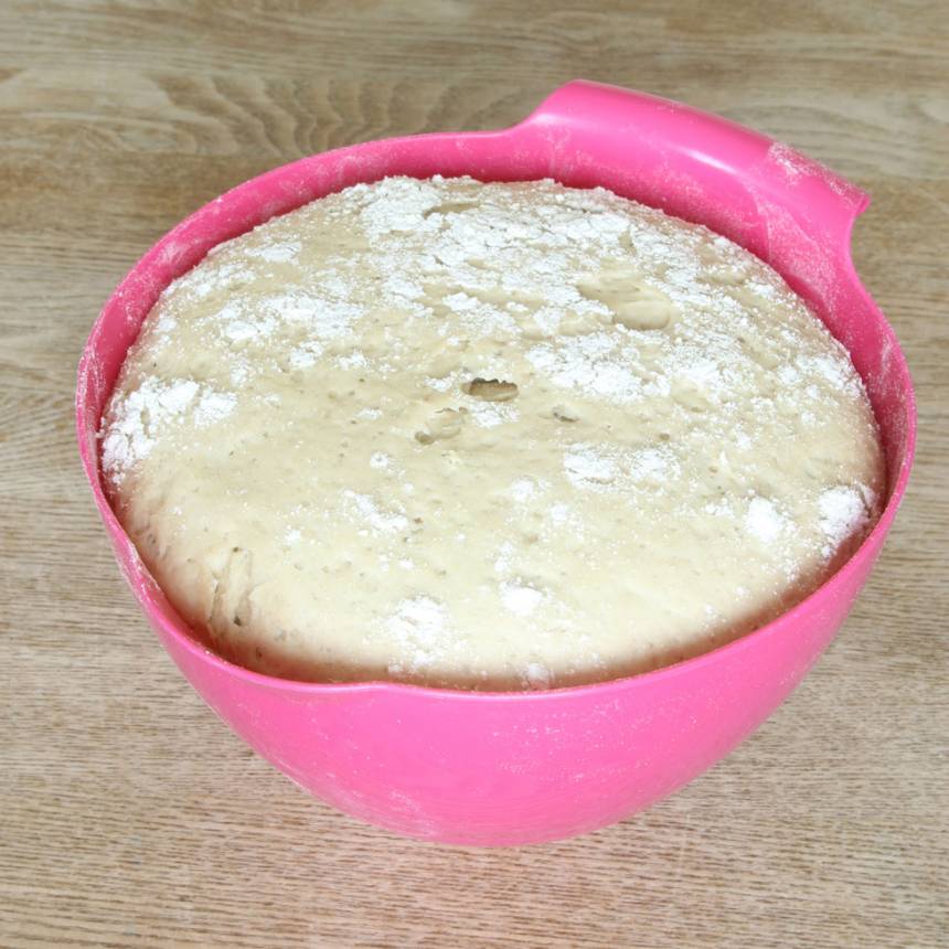 1. Smula ner jästen i en bunke. Häll över mjölken och blanda tills jästen lösts upp. Tillsätt sirap, olja, salt, hjorthornssalt och rågsikt, lite i taget. Blanda ihop allt till en lite lös men smidig deg och knåda den i någon minut. Låt den jäsa under bakduk i 40–50 min.
