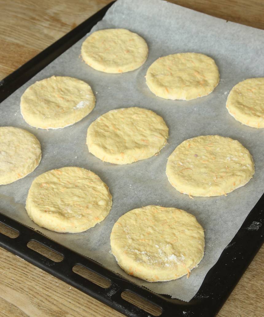 3. Lägg degrundlarna på en plåt med bakplåtspapper och nagga med en gaffel. Låt dem jäsa under bakduk i ca 30 min. Sätt ugnen på 250 grader.