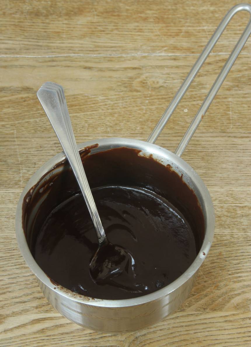 5. Koka upp grädden i en kastrull. Låt chokladen smälta i grädden och blanda ihop allt till en slät smet. Låt den svalna.
