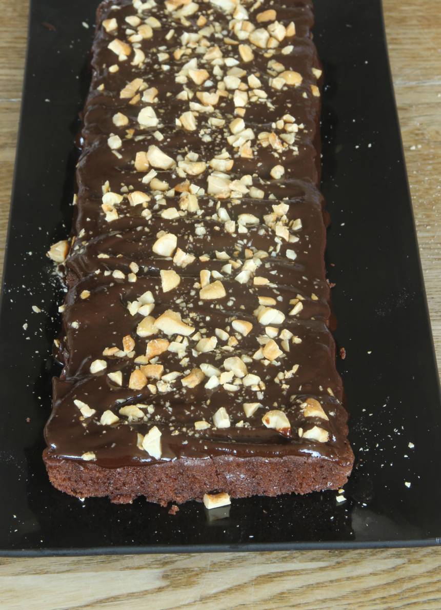 7. Bred ut chokladganachen på kladdkakan och strö över hackade cashewnötter. Låt den stelna i kylen.
