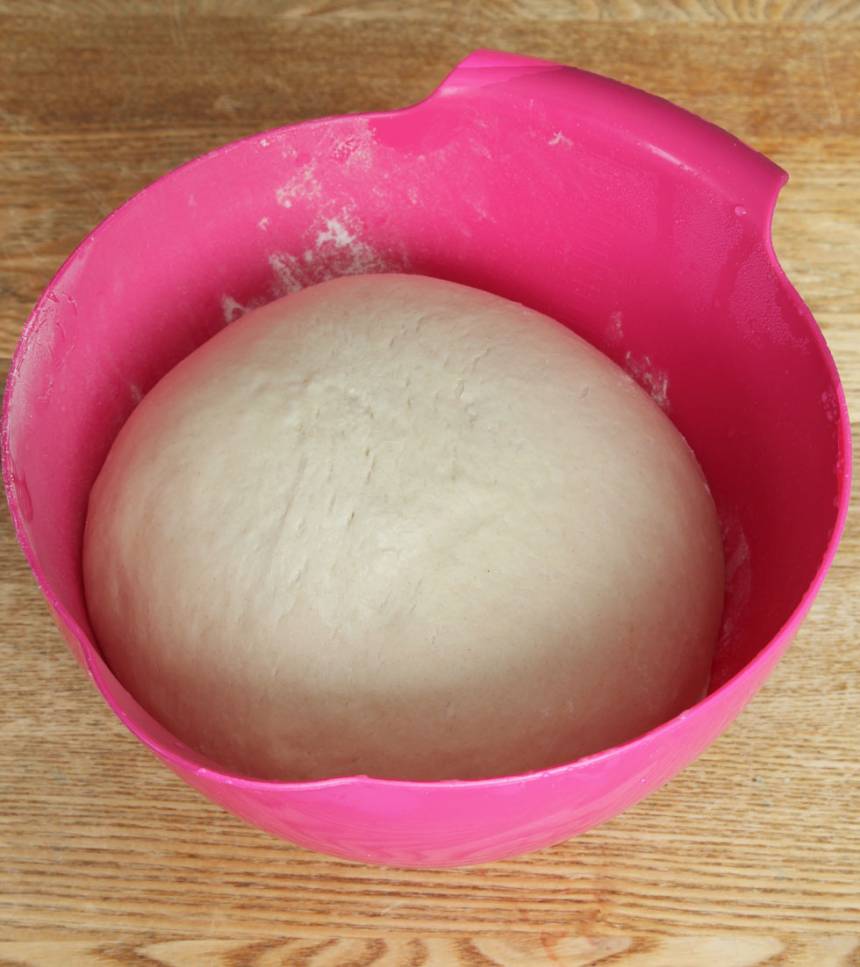 1. Smula ner jästen i en bunke. Tillsätt mjölken och blanda tills den lösts upp. Tillsätt smör, sirap, salt, rågsikt och vetemjöl, lite i taget. Rör ihop allt till en smidig deg och knåda den kraftigt i några minuter. Låt degen jäsa under bakduk i 50–60 min.