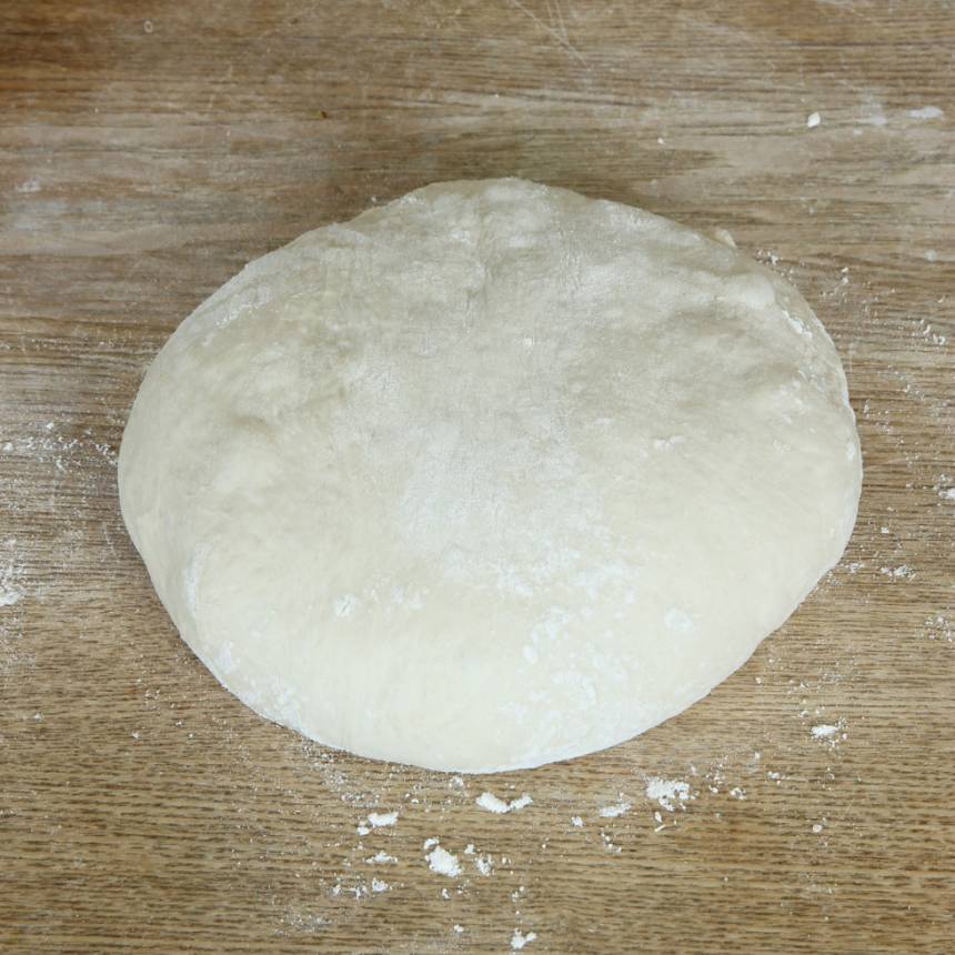 1. Smula ner jästen i en bunke. Tillsätt vatten och blanda tills jästen lösts upp. Tillsätt salt, olja och vetemjöl, lite i taget. Blanda ihop allt till en smidig deg och knåda den i några minuter. Låt degen jäsa under bakduk i 45–50 min.