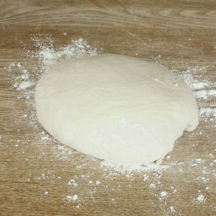Smula ner jästen i en bunke. Tillsätt mjölk och vatten. Blanda tills jästen lösts upp. Tillsätt salt, olja och vetemjöl, lite i taget. Rör ihop allt till en smidig deg och knåda den kraftigt i några minuter. Låt degen jäsa under bakduk i ca 45 min.