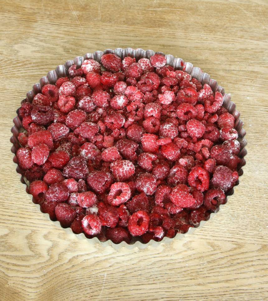 1. Sätt ugnen på 225 grader. Blanda hallon med potatismjöl och strösocker och bred ut dem i en smörd pajform, ca 24–26 cm i diameter.