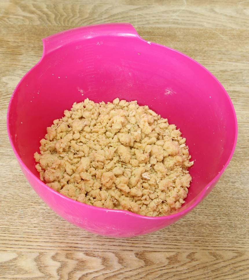 2. Smuldeg: Häll mjöl, havregryn, socker, salt och smör i en bunke. Nyp ihop alla ingredienserna med fingrarna till en smulig deg. Tillsätt chokladen.
