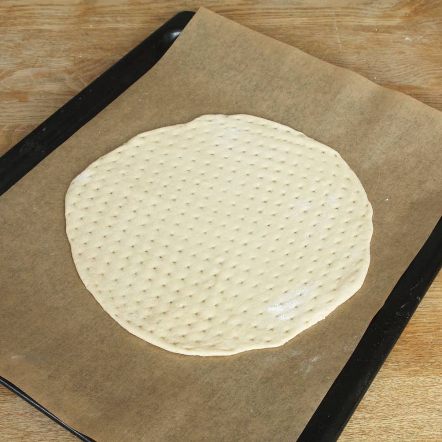 3. Lägg degkakorna på en plåt med bakplåtspapper och låt dem jäsa under bakduk i 25–30 min. Sätt ugnen på 250 grader.