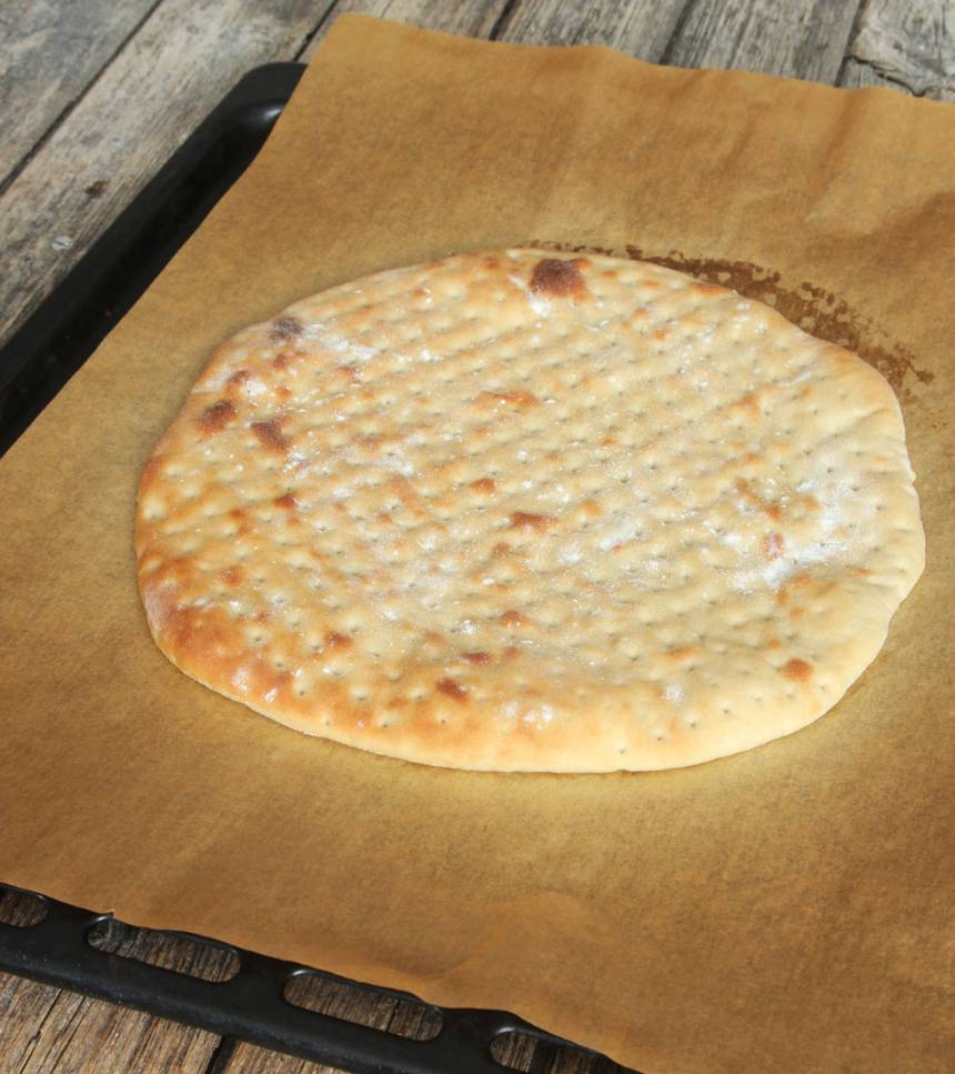 4. Grädda bröden mitt i ugnen i 6–8 min. Håll koll på att de får lagom färg. Lägg bröden ovanpå varandra efter gräddning och låt dem svalna under en bakduk.