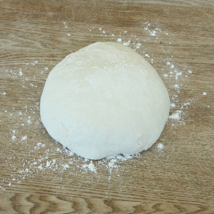 1. Smula ner jästen i en bunke. Tillsätt mjölken (eller vattnet) och blanda tills jästen lösts upp. Tillsätt salt, olja och vetemjöl, lite i taget. Blanda ihop allt till en smidig deg och knåda den i några minuter. Låt degen jäsa under bakduk i ca 40 min.