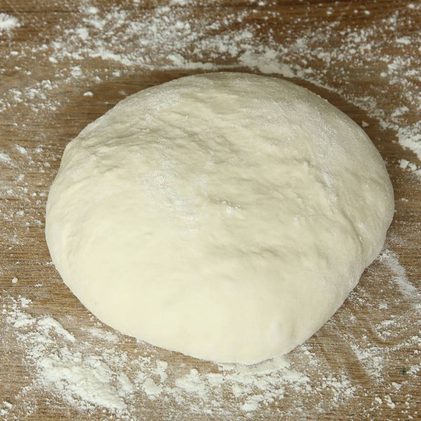 1. Smula ner jästen i en bunke. Tillsätt vattnet och blanda tills jästen lösts upp. Tillsätt salt, rapsolja och vetemjöl, lite i taget. Blanda ihop allt till en smidig deg och knåda den i några minuter. Låt degen jäsa under bakduk i ca 40 min.