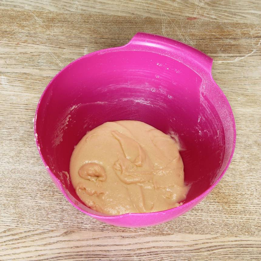1. Sätt ugnen på 200 grader. Vispa ägg och strösocker vitt och pösigt i en bunke. Vänd ner vetemjöl och smör och rör om försiktigt till en smet.