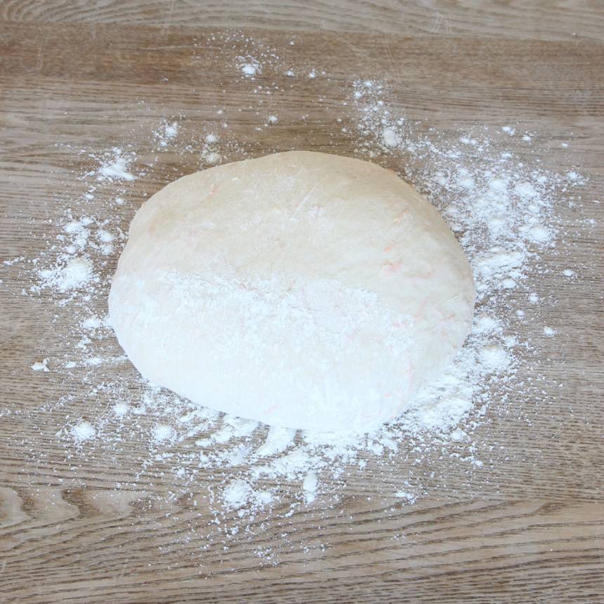 1. Smula ner jästen i en bunke. Tillsätt mjölken och blanda tills jästen lösts upp. Tillsätt salt, olja, morötter och vetemjöl, lite i taget. Blanda ihop allt till en smidig deg och knåda den i några minuter. Låt den jäsa under bakduk i ca 50 min.