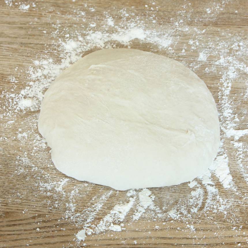 1. Smula ner jästen i en bunke. Tillsätt vattnet och rör om tills jästen lösts upp. Tillsätt salt, rapsolja och vetemjöl, lite i taget. Blanda ihop allt till en smidig deg och knåda den i några minuter. Låt degen jäsa under bakduk i ca 45 min.