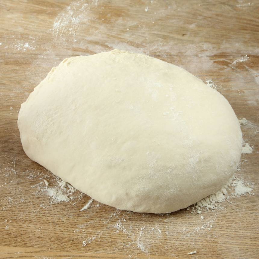 1. Smula ner jästen i en bunke. Tillsätt vattnet och blanda tills jästen lösts upp. Tillsätt salt, olja och vetemjöl, lite i taget. Rör ihop allt till en smidig deg och knåda den kraftigt i några minuter. Låt degen jäsa under bakduk i ca 45 min.