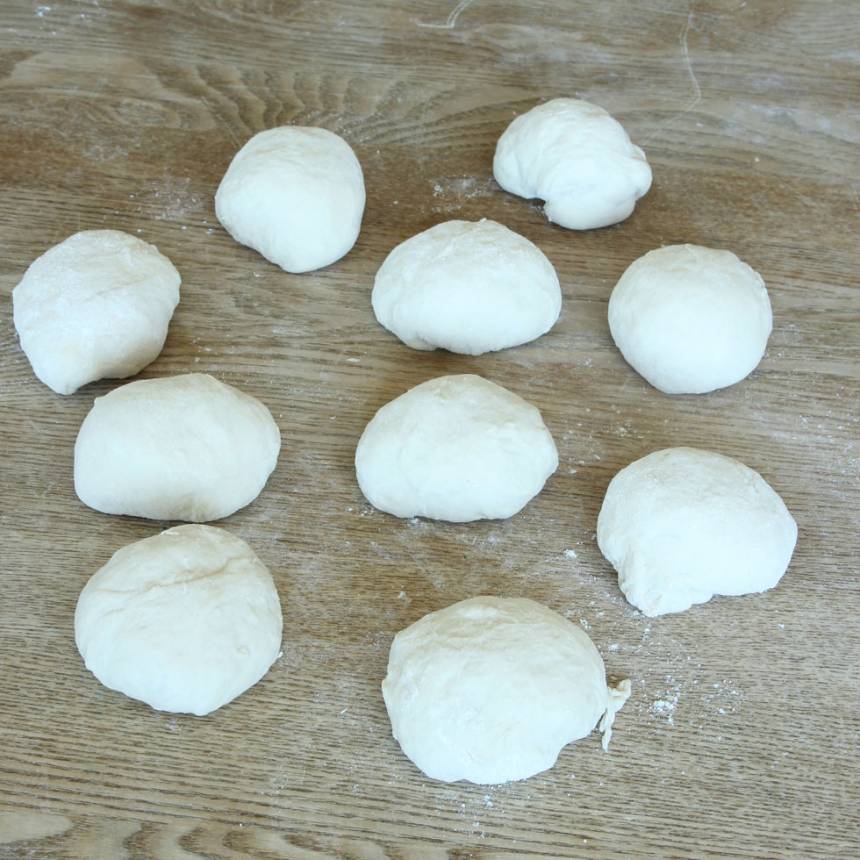 2. Dela degen i 8–10 bitar.