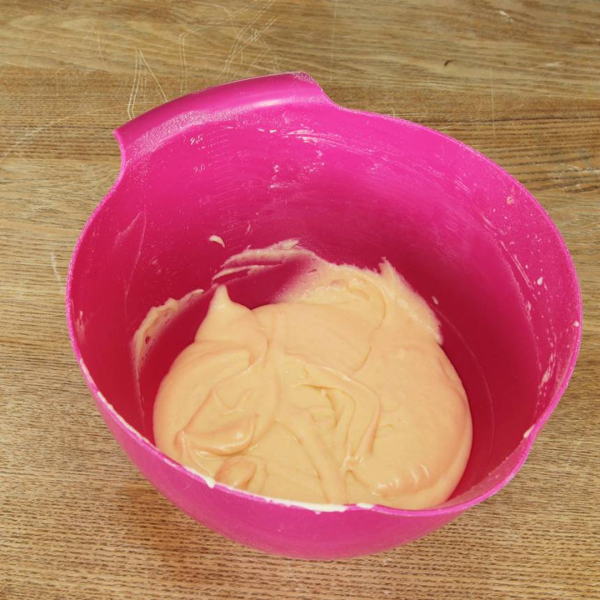 2. Vispa ägg och strösocker pösigt i en bunke. Tillsätt resten av ingredienserna och rör ihop allt till en slät smet.