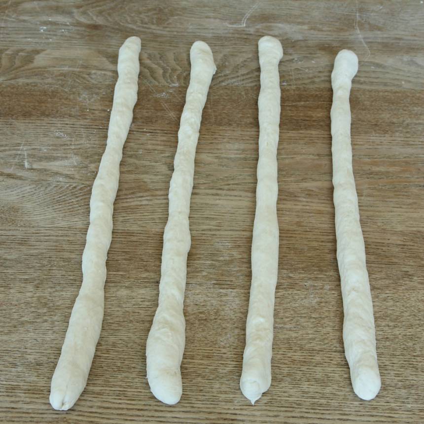 3. Rulla degbitarna till längder, 25–30 cm.