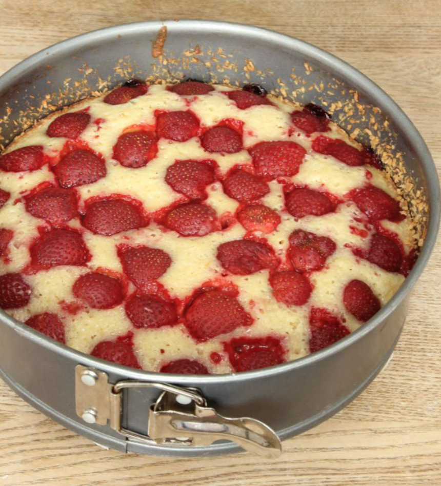 1. Baka en jordgubbskladdkaka enligt receptet som finns här: http://lindasbakskola.se/jordgubbskladdkaka/