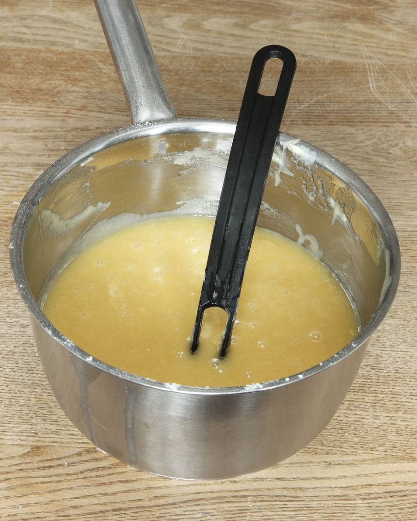 1. Sätt ugnen på 180 grader. Smält smöret i en kastrull. Ta bort den från värmen och låt det svalna något. Tillsätt resten av ingredienserna i kastrullen och rör ihop allt till en slät smet.