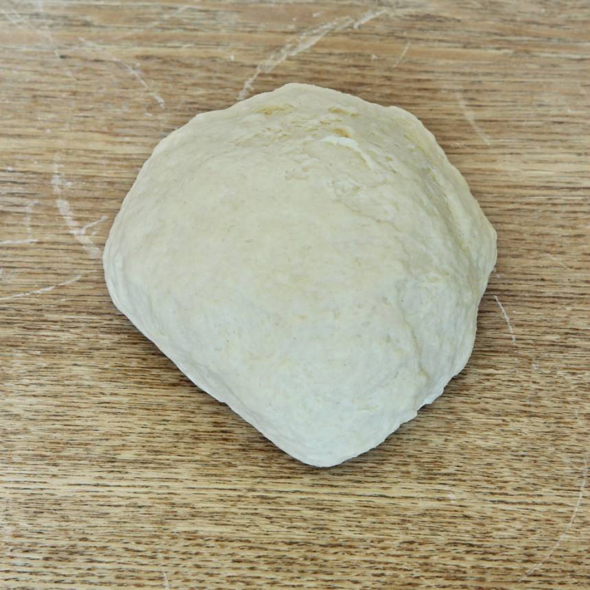 1. Nyp ihop smöret med de torra ingredienserna. Tillsätt filmjölken och blanda ihop allt till en deg.