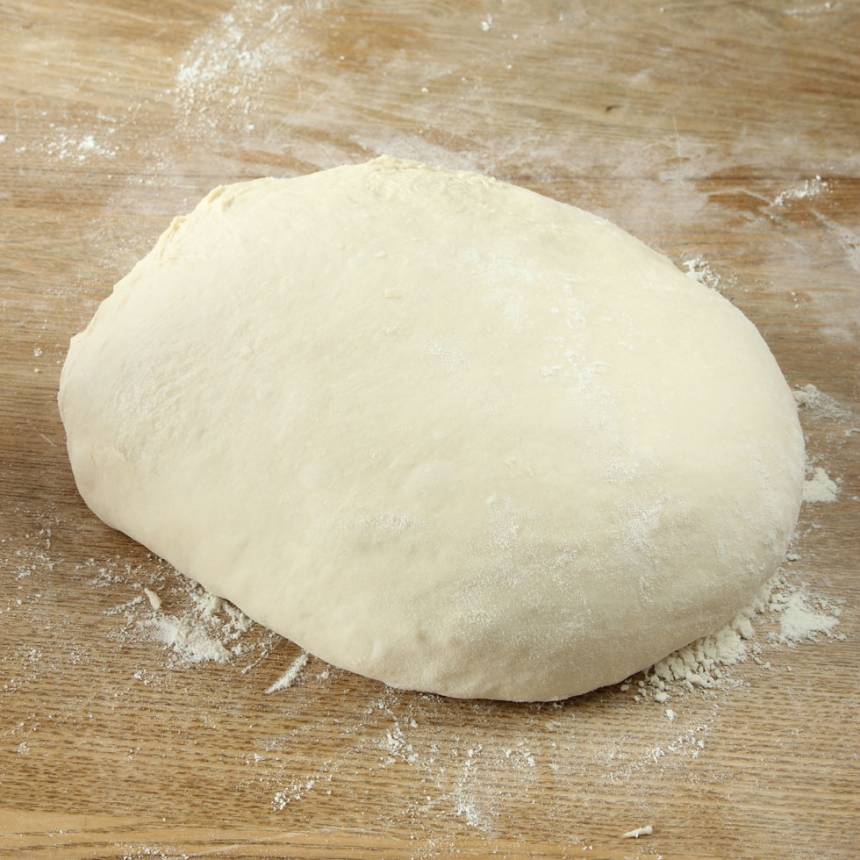 1. Smula ner jästen i en bunke. Tillsätt mjölken och blanda tills jästen lösts upp. Tillsätt salt, rapsolja och vetemjöl, lite i taget. Blanda ihop allt till en smidig deg och knåda den i några minuter. Fyll upp diskhon med ca 10–15 cm varmt vatten. Ställ degbunken i vattnet och låt degen jäsa under plastfolie eller en tallrik i ca 20 min.