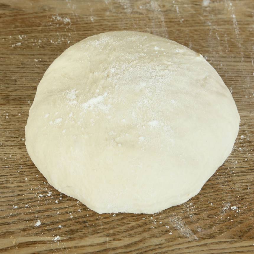 1. Smula ner jästen i en bunke. Tillsätt vattnet och blanda tills jästen lösts upp. Tillsätt salt, rapsolja och vetemjöl, lite i taget. Blanda ihop allt till en smidig deg och knåda den i några minuter. Låt degen jäsa under bakduk i ca 40 min.
