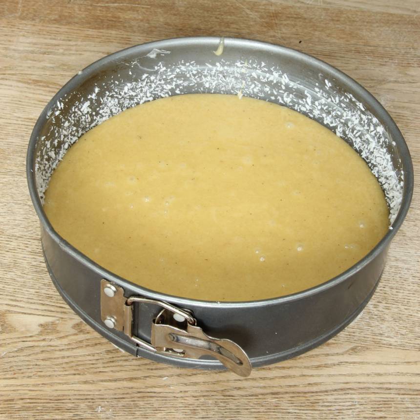 2. Häll smeten i en smord och bröad form (bröa gärna med kokos) med löstagbar kant, ca 23 cm i diameter.
