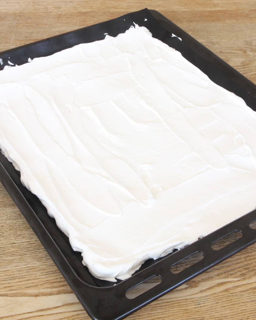 2. Bred ut marängsmeten på en ugnsplåt med bakplåtspapper, ca 30 x 38 cm. Grädda bottnen i nedre delen av ugnen i 100–110 min. Låt den kallna på plåten.