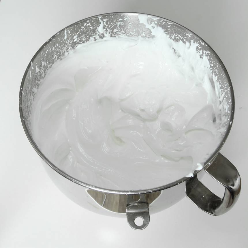 3. Häll den varma gelatinblandningen i sockermassan och vispa kraftigt med en elvisp eller i en bakmaskin tills massan är vit och fluffig.