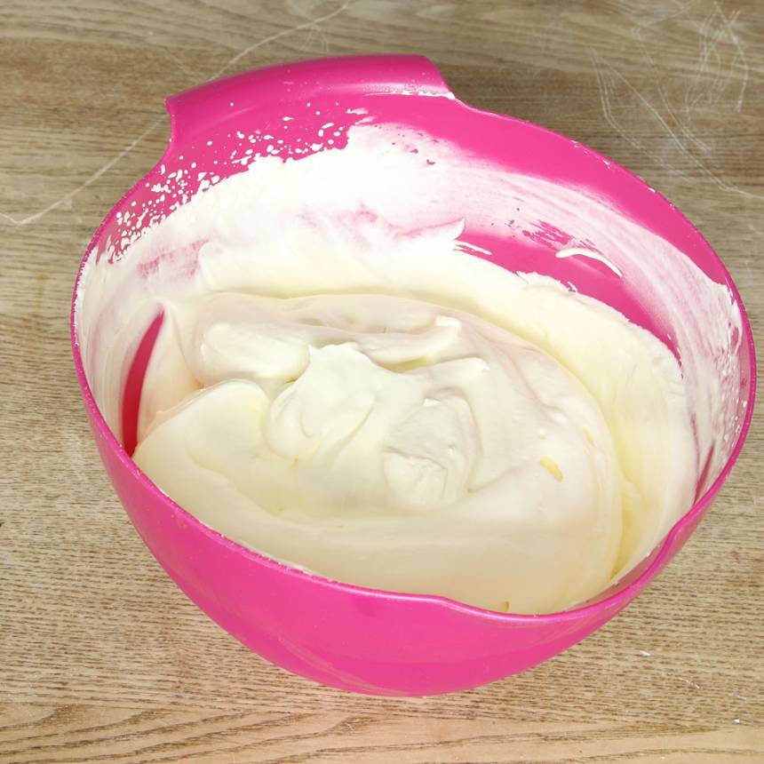 3. Vit chokladmousse: Vispa grädden fluffig, men inte för fast för då blir moussen grynig. Tillsätt den vita, smälta chokladen samt äggulorna. Blanda försiktigt ihop allt till en slät mousse.
